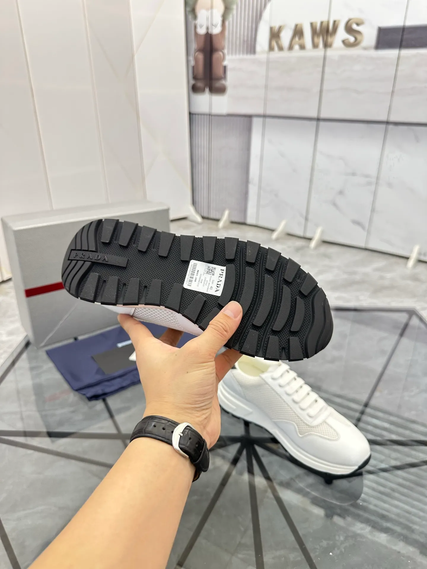 Men's shoes: 💰P600¥ High-end top quality Product trademark: Prada *"Prada*" low-top casual shoes Regular size: 38-45 (can be customized to 46) Product materials: imported first-layer cowhide stitching original material on the upper, water-dyed cowhide lining, cowhide foot pads, original outsole. No.: 001